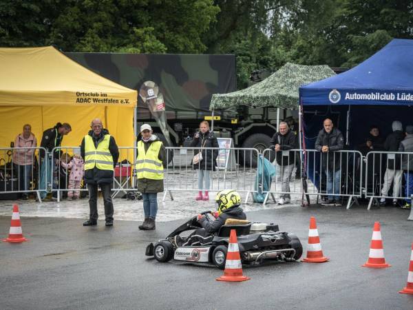 Reclutadores del Ejército alemán han estado acudiendo a eventos locales, como una carrera de go karts en Rüthen.