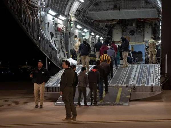 Estados Unidos envió este martes el primer vuelo con migrantes arrestados en territorio estadounidense hacia un centro de detención en la Base Militar de Guatánamo (Cuba), según informó la portavoz de la Casa Blanca, Karoline Leavitt.