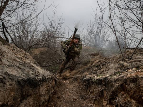 Un soldado ucraniano en retirada tras disparar contra una posición rusa en la región de Donetsk en 2023.