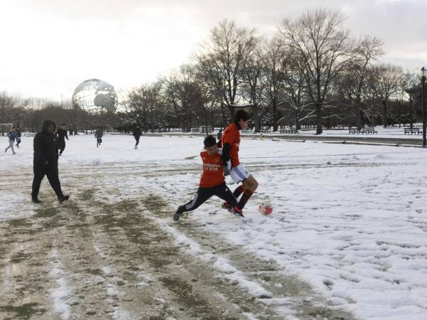 Sin importar el clima, jugadores se reúnen en el Parque Flushing Meadows Corona para partidos de fútbol.