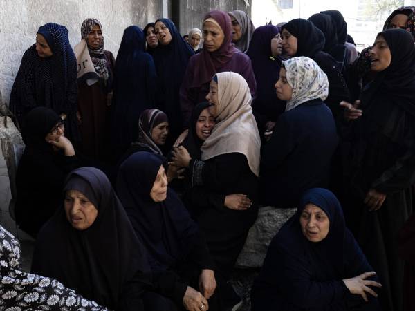 La guerra entre Israel y Hamas ha causado decenas de miles de muertos en Gaza. Palestinos de luto en un hospital ahí.