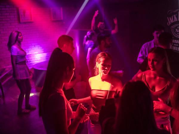 La guerra ha causado estragos en la vida romántica en Ucrania. En Forsage, club popular entre los jóvenes de Kiev.