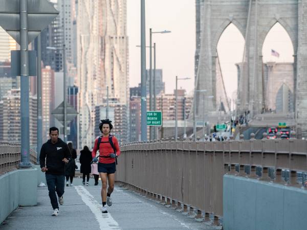 Las personas que hacen ejercicio varias veces a la semana tienen un promedio más alto en pruebas cognitivas que las personas más sedentarias.