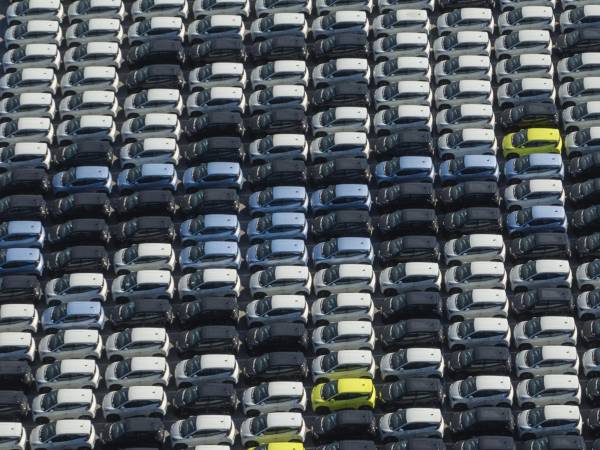 El Presidente Donald J. Trump cree que EU sale perjudicado en su comercio con Beijing. Autos el puerto de Tianjin, China.