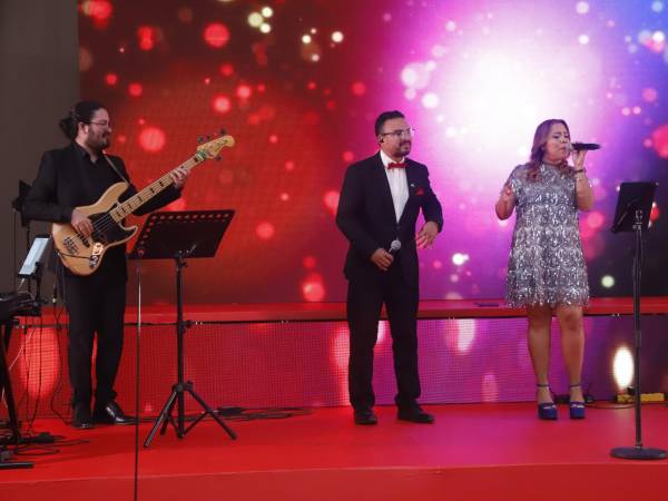 La cena de Acción de Gracias del hotel Copantl es uno de los eventos más especiales del año, ya que muchas familias se reúnen en este lugar para celebrar en familia y agradecer las bendiciones previo a la navidad. En esta ocasión, el evento contó con la presencia de 400 personas en el salón Napoleón para disfrutar de una noche inolvidable.