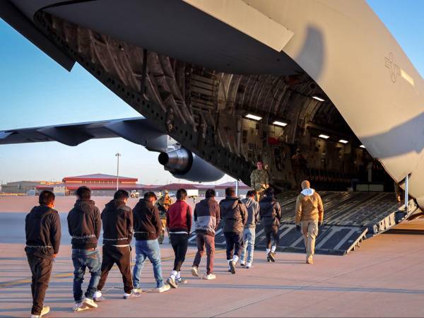 El Gobierno de Trump inició la deportación masiva de migrantes en aviones militares.