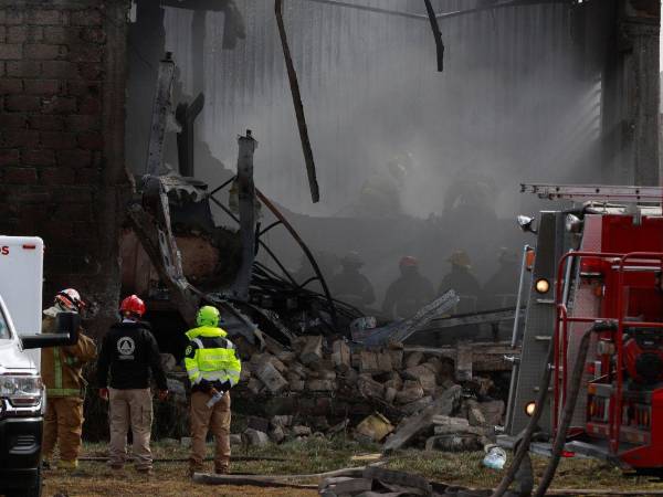 Integrantes del cuerpo de bomberos trabajan en la bodega industrial donde cayó una avioneta Cessna Citation 650 este lunes, en el municipio de San Mateo Atenco, en el estado de México.