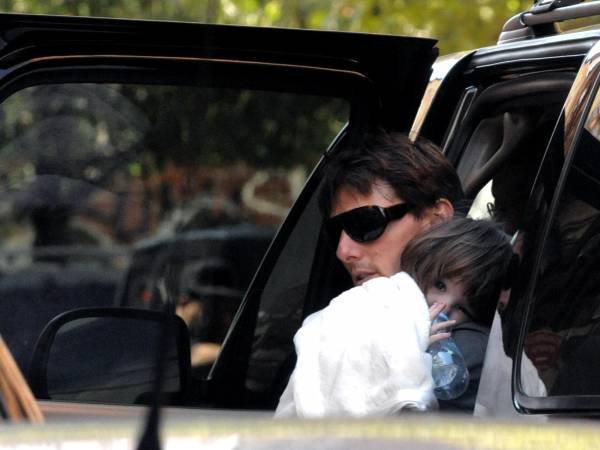 Una foto del recuerdo que muestra a Tom Cruise y su hija Suri paseando en Nueva York, el 16 de agosto de 2008.