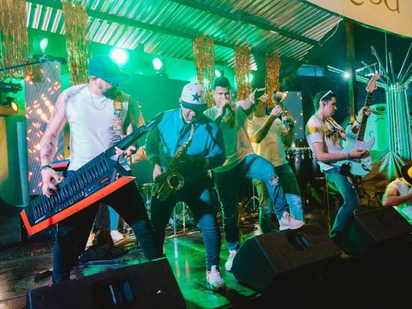 El grupo La Versátil pondrá a bailar a los hondureños.