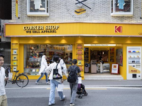 The Corner Shop en Seúl ofrece camisetas, gorras, mochilas, vestidos de verano y sandalias marca Kodak. (Woohae Cho para The New York Times)