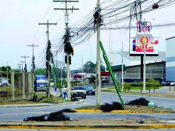 <b>Por todos los bulevares se observan los postes del tendido eléctrico totalmente recargados</b>
