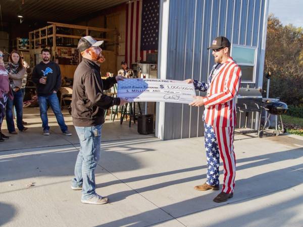 Uno de los ganadores de la lotería de Musk recibe un millón de dólares tras firmar una petición del magnate.