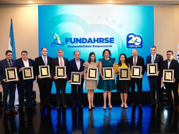 Los representantes de cada empresa fundadora homenajeada durante la gala.