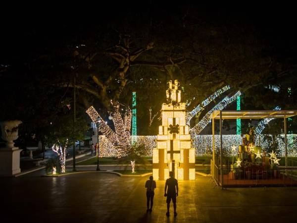 Fotografía de archivo del 1 de octubre de 2024 de dos personas que observan una decoración navideña en Caracas (Venezuela).