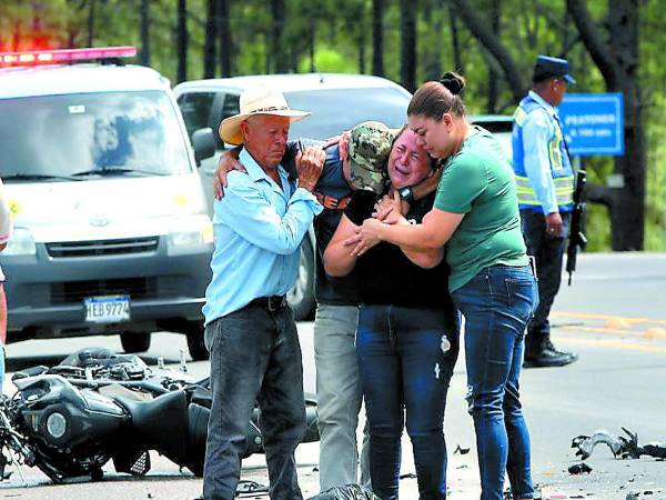 Familiares de los fallecidos llegaron al lugar del accidente, los cuerpos quedaron distantes uno del otro sobre la vía.