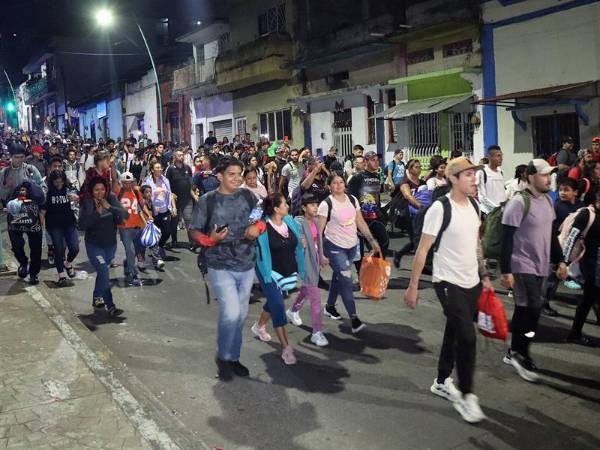 Migrantes centroamericanos integran la segunda caravana migrante que parte en el inicio de este 2025 hacia EEUU.