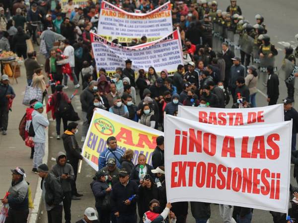 Transportistas manifiestandose durante una protesta en Lima (Perú).