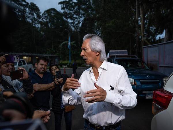 El periodista José Rubén Zamora Marroquín da declaraciones a su salida de un cuartel militar el sábado, en la Ciudad de Guatemala.