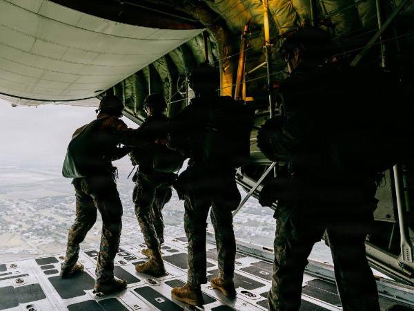 Marines estadounidenses realizan maniobras de entrenamiento.