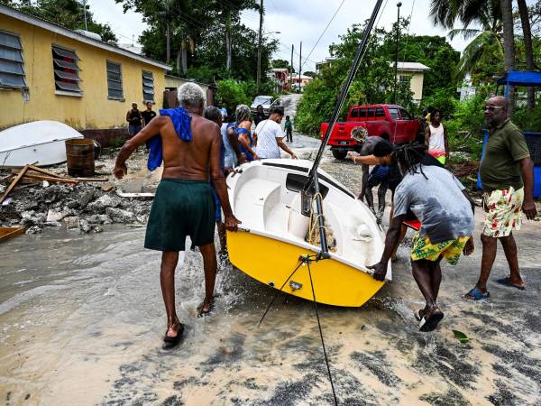 El huracán Beryl, de categoría 4, tocó tierra firme este lunes en la isla Carriacou, parte de Granada, donde causó los primeros daños en su paso por el Caribe.