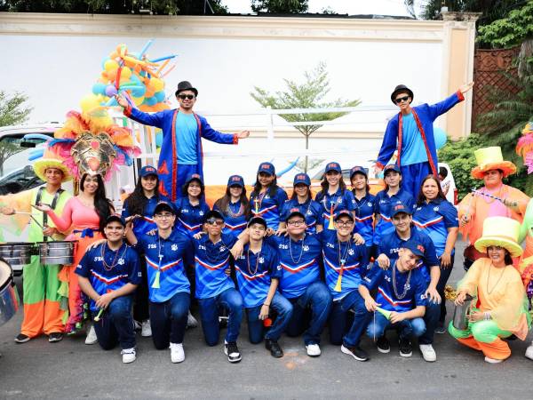 Así de felices posaron los jovencitos para la foto del recuerdo junto a los bailarines que animaron el evento.