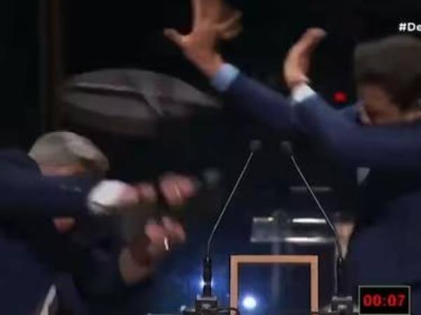 El candidato José Luiz Datena le rompió una silla en la espalda a su rival Pablo Marçal durante un debate en vivo.