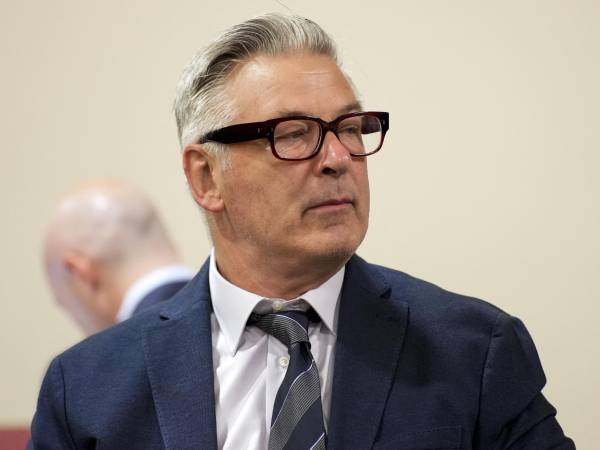 El actor estadounidense Alec Baldwin asiste a su juicio por homicidio involuntario en el Tribunal de Distrito del Condado de Santa Fe, Santa Fe, Nuevo México, este jueves 11 de julio.