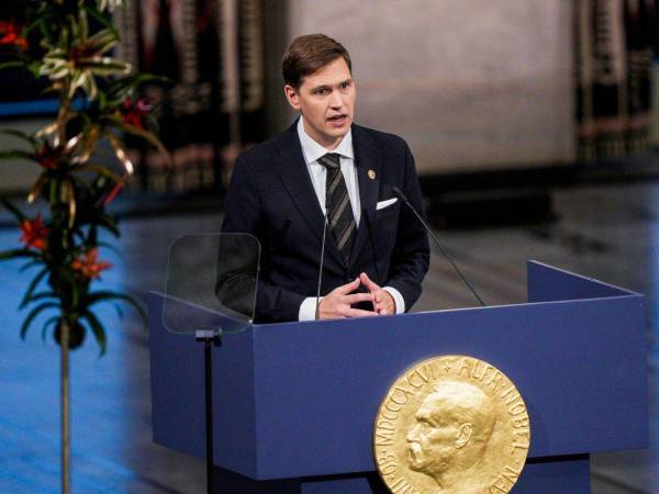 El presidente del Comité Noruego del Nobel, Jørgen Watne Frydnes, durante la ceremonia de entrega del Nobel.