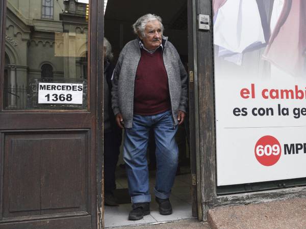 El expresidente de Uruguay, José “Pepe” Mujica”, tras salir de una conferencia de prensa.