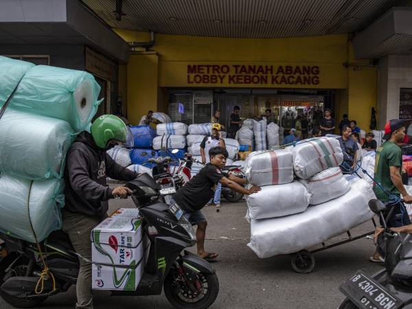 Los productos chinos son más baratos que los productos de fabricación local en Indonesia. El mercado Tanah Abang.