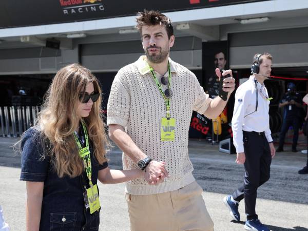 Gerard Piqué y su novia Clara Chia Martí caminan por las gradas antes del inicio de la carrera durante el Gran Premio de España de Fórmula Uno en el Circuito de Cataluña el pasado 23 de junio en Montmeló, en las afueras de Barcelona.