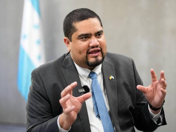 El libro del Golpe de Estao forma parte de los materiales de estudio de esa cátedra, la cual (según lo dispuesto en el decreto legislativo de 2022) es un requisito para obtener el título de educación media, lo que no mencionó Cardona en su aseveración.