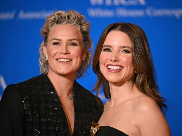 La actriz de 41 años, Sophia Bush (derecha) ha escrito un ensayo para la revista Glamour en el que confirma que mantiene una relación sentimental con la futbolista retirada Ashlyn Harris (izquierda). Anteriormente Sophie estuvo casada con su compañero de reparto Chad Michael Murray y con el empresario Grant Hughes, pero en retrospectiva cree que siempre ha sabido que su sexualidad existe en un espectro.