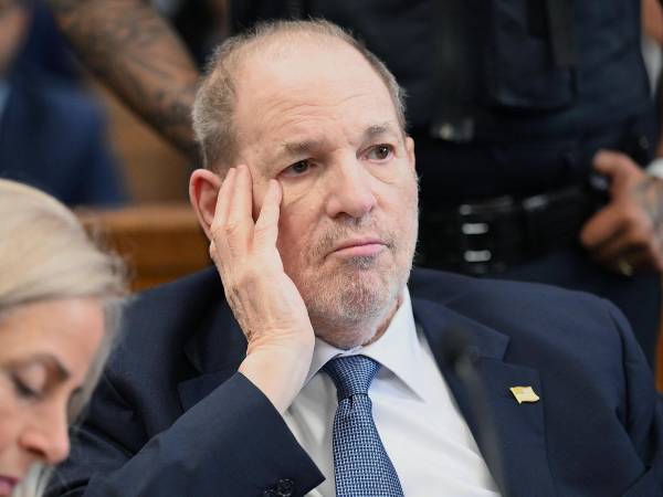 El exproductor de cine Harvey Weinstein aparece en una audiencia en el Tribunal Penal de Manhattan el 1 de mayo de 2024 en la ciudad de Nueva York. Esta es su primera aparición pública desde que el Tribunal de Apelaciones del Estado de Nueva York anuló su condena por violación en 2020 el 25 de abril.