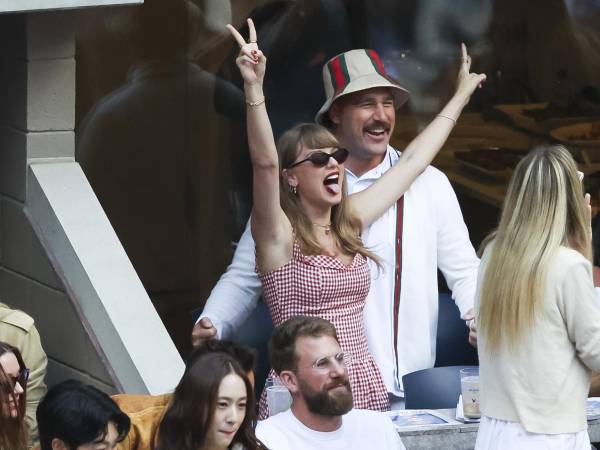 Desde que en 2023 decidieron hacer público su romance, la relación entre la diva de la música pop Taylor Swift y el ala cerrada (o `tight end´ en inglés) de los Kansas City Chiefs, Travis Kelce (con gorro en la parte trasera de la imagen), ha mantenido en vilo a millones de personas en todo el mundo.