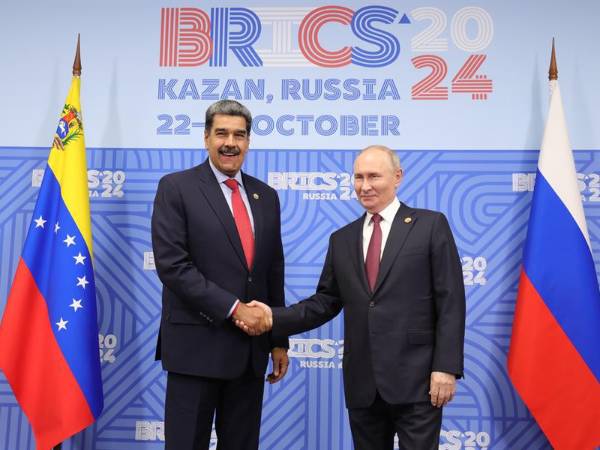 Maduro saluda al presidente ruso, Vladimir Putin, en la cumbre de los BRICS.