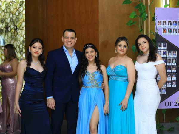 Camila, Juan y Arlett Castro junto a Arlett Alonzo y Valeria Castro.