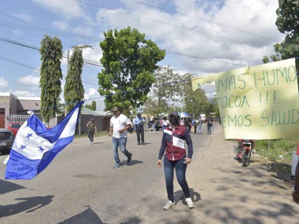 Pobladores en la carretera CA-13.