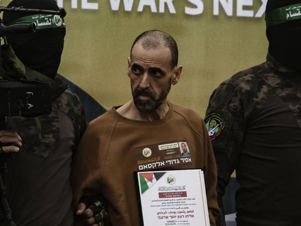 Las milicias de Hamás liberaron el sábado pasado a tres rehenes israelíes, identificados como Ohad Ben-Ami, Or Levi y Eli Sharabi.