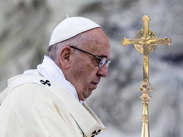 El Papa Francisco interrumpió la lectura de su homilía por problemas de respiración.