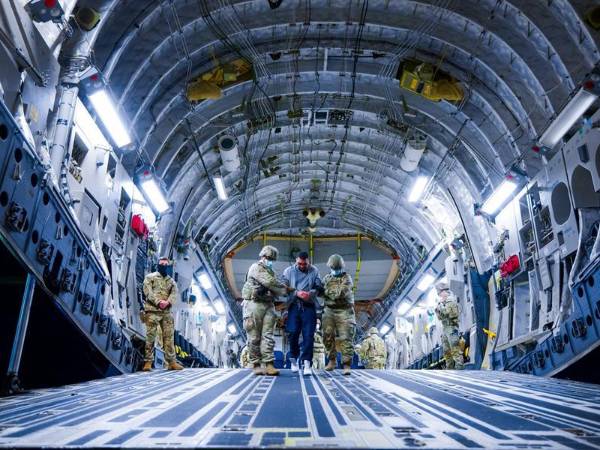 El Gobierno de Donald Trump está usando un sistema de puntos para valorar el envío de migrantes, en su mayoría venezolanos, a una megaprisión en El Salvador, según denunció en tribunales la Unión de Libertades Civiles (ACLU), que obtuvo una copia de los criterios del Servicio de Inmigración y Aduanas (ICE).