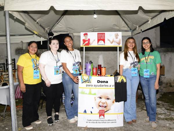 Dunia López, Ingrid Ramírez, Andrea Bardales, Gabriela Vargas y Andrea Rivera - Voluntarias de la Fundación Hondureña para el Niño con Cáncer
