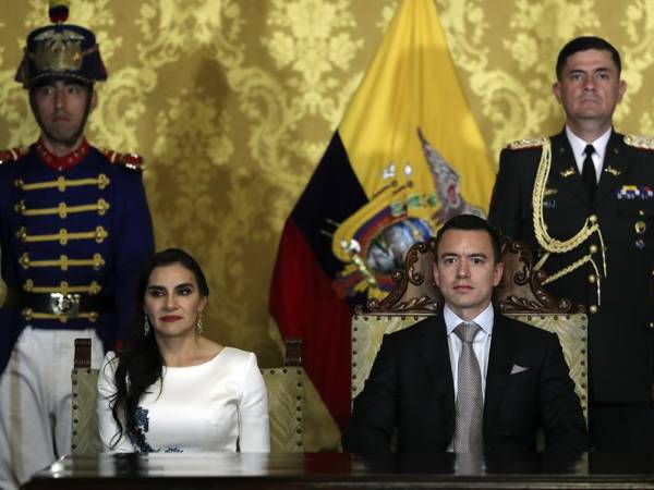 Fotografía de archivo del 23 de noviembre de 2023 del presidente de Ecuador, Daniel Noboa (d), junto a la vicepresidenta, Verónica Abad (i), en un acto protocolario en el Palacio de Carondeletale en Quito (Ecuador).