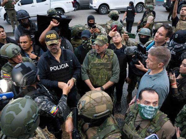 Erik Prince, fundador de la firma de seguridad privada Blackwater (ahora llamada Academi), participó el sábado en un operativo contra las bandas criminales en Ecuador con más de 500 policías y militares, donde acompañó a los ministros del Interior, John Reimberg, y de Defensa, Gian Carlo Loffredo.