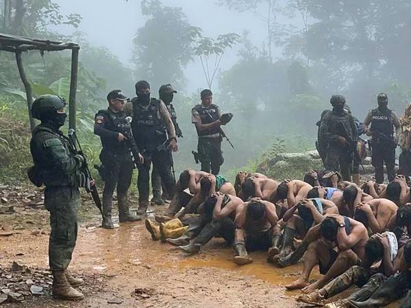 Fuerzas Armadas de Ecuador muestra a soldados y agentes de la policía nacional custodiando a personas durante una operación conjunta en la que 49 personas secuestradas.