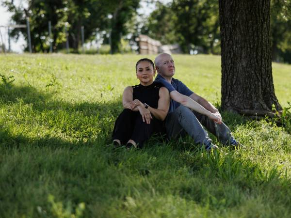 Geleny Allred es de un pueblo de Ecuador. Chris Allred creció en una granja en Arkansas.