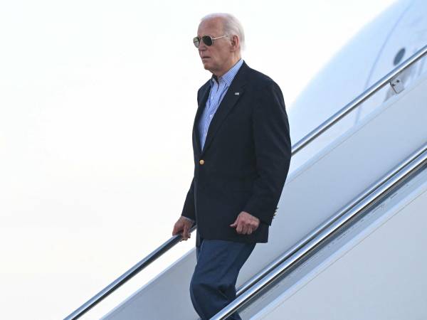 El presidente de los Estados Unidos, Joe Biden, desembarca del Air Force One al llegar a la Base de la Guardia Nacional Aérea de Delaware en New Castle, Delaware, el 5 de julio de 2024.