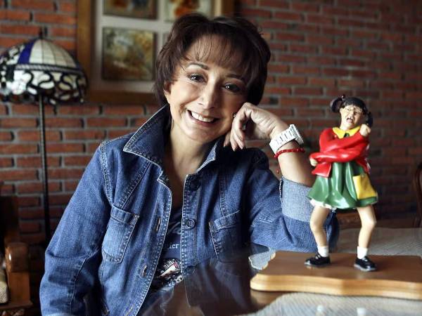 María Antonieta de las Nieves junto a una muñeca de su icónico personaje: La Chilindrina.