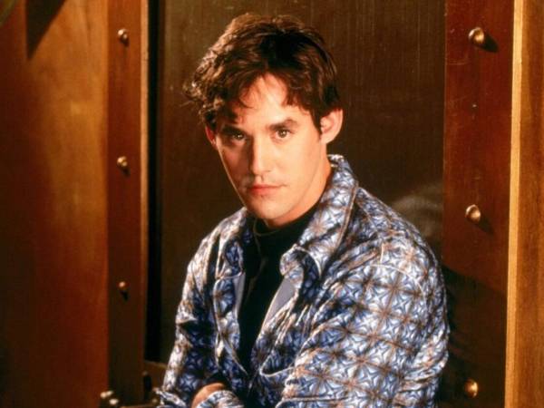 Brendon, cuyo nombre real es Nicholas Brendon Schultz, se convirtió en uno de los rostros más reconocibles de la cultura pop de finales de los noventa gracias a su participación en la serie creada por Joss Whedon, Buffy, la cazavampiros (1997-2003). Su personaje, Xander, era uno de los pocos humanos del grupo protagonista, lo que le permitió conectar con una audiencia amplia.