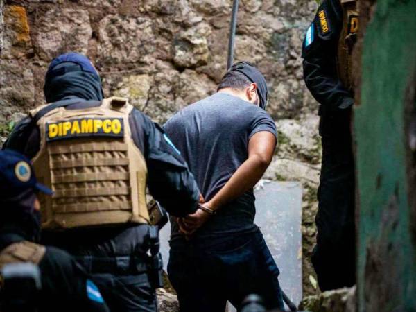 Agente de la Dipampco en una zona conflictiva de Honduras.